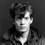 给英语在用推荐一个电影， mapplethorpe, look at th