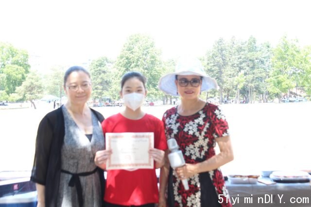 A group of women holding a plaque Description automatically generated with low confidence