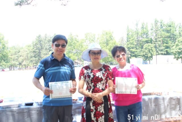 A group of people holding papers Description automatically generated with low confidence