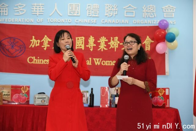 A couple of women holding microphones

Description automatically generated with low confidence